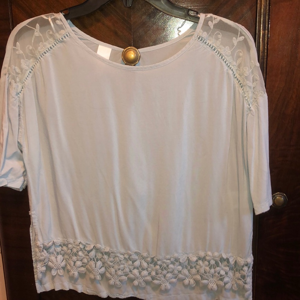 Kinda cropped boxy baby blue floral tee